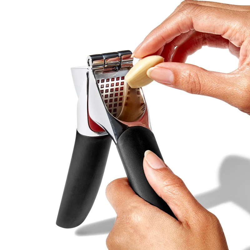 GG GARLIC PRESS WITH BUILT IN CLEANER